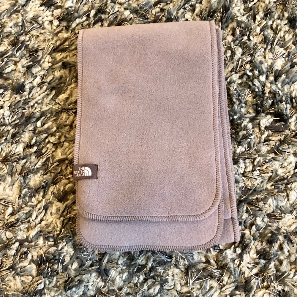 ⬇️North Face Gray Scarf